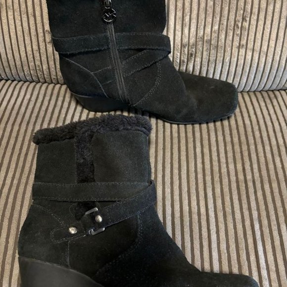 ANN KLEIN WOMENS BLACK WEDGE SUEDE FUR ANKLE BOOTS SZ 7.5 - Picture 2 of 5